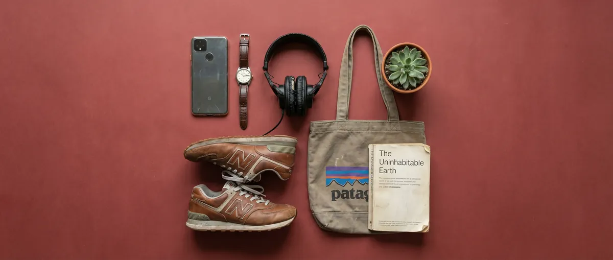 Jeune femme ivoirienne vendant ses articles de seconde main sur smartphone