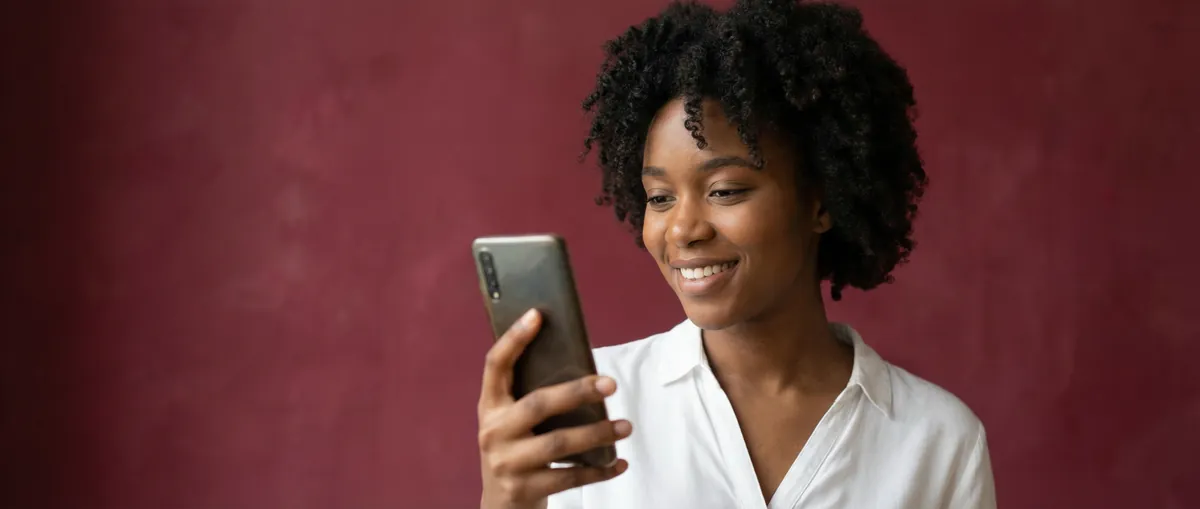 Deux personnes échangeant un article avec paiement sécurisé in-app